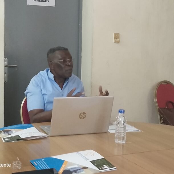 Abidjan, 17 août 2025 (AIP) – Le colonel à la retraite Roger Kuitche a exhorté le samedi 16 août 2025, le patronat ivoirien à s’approprier son ouvrage « De la tranchée au marché : 20 principes militaires qui inspirent les entrepreneurs à succès », en vue de promouvoir et renforcer la compétitivité de leurs entreprises. Cet ouvrage, coécrit avec l’ingénieur Serge Armel Njidjou, met en dialogue deux univers a priori opposés – le militaire et le civil – que le hasard de l’histoire a réunis pour offrir une réflexion commune et structurée sur les principes de leadership, de stratégie et de performance. Présentant le livre à la Maison de la presse d’Abidjan, le colonel Kuitche a expliqué que l’ouvrage de 123 pages décline 20 principes issus de la pensée militaire, transposables dans le monde de l’entreprise. Chacun de ces principes est développé en trois étapes, à savoir sa genèse dans l’univers militaire, son interprétation dans un cadre entrepreneurial, puis ses applications concrètes, quel que soit le secteur d’activité ou la taille de l’entreprise. Le colonel a notamment mis l’accent sur le premier principe, « Connais-toi toi-même », qui incite l’entrepreneur à évaluer lucidement ses ressources ainsi que celles de ses concurrents, à l’instar d’un chef militaire élaborant sa stratégie. Il ne s’agit pas ici de destruction, mais de dépassement, par l’innovation, la précision et la conquête du marché. L’auteur a précisé que cet ouvrage vise à offrir un véritable réarmement moral et stratégique au patronat africain, en transformant les entreprises en unités de combat économique. Cette démarche s’articule notamment à travers des masterclass qui permettent une mise en pratique concrète des enseignements du livre. « Le message est clair: l’Afrique fait face à une guerre silencieuse qui menace son autonomie et sa richesse, ce qui impose aux élites économiques d’adopter une nouvelle lecture stratégique, en rupture avec des modèles dépassés », a-t-il exhorté. Figure emblématique de l’armée camerounaise, le colonel à la retraite Roger Kuitche a servi son pays durant plusieurs décennies. Paru aux éditions du Schabel, « De la tranchée au marché : 20 principes militaires qui inspirent les entrepreneurs à succès » se veut un manuel de référence pour les investisseurs et chefs d’entreprise désireux de faire des affaires autrement – avec rigueur, passion et audace. (AIP) bsp/cmas
