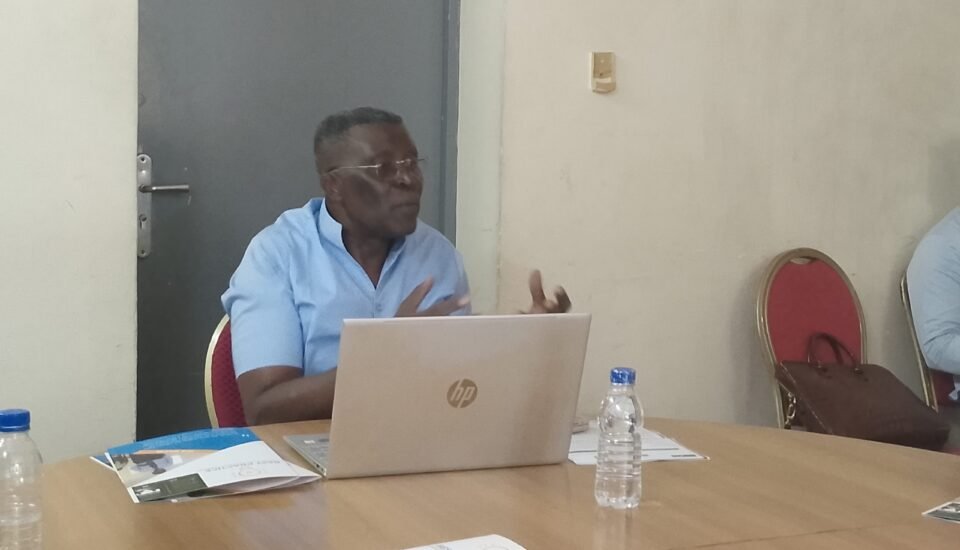 Abidjan, 17 août 2025 (AIP) – Le colonel à la retraite Roger Kuitche a exhorté le samedi 16 août 2025, le patronat ivoirien à s’approprier son ouvrage « De la tranchée au marché : 20 principes militaires qui inspirent les entrepreneurs à succès », en vue de promouvoir et renforcer la compétitivité de leurs entreprises. Cet ouvrage, coécrit avec l’ingénieur Serge Armel Njidjou, met en dialogue deux univers a priori opposés – le militaire et le civil – que le hasard de l’histoire a réunis pour offrir une réflexion commune et structurée sur les principes de leadership, de stratégie et de performance. Présentant le livre à la Maison de la presse d’Abidjan, le colonel Kuitche a expliqué que l’ouvrage de 123 pages décline 20 principes issus de la pensée militaire, transposables dans le monde de l’entreprise. Chacun de ces principes est développé en trois étapes, à savoir sa genèse dans l’univers militaire, son interprétation dans un cadre entrepreneurial, puis ses applications concrètes, quel que soit le secteur d’activité ou la taille de l’entreprise. Le colonel a notamment mis l’accent sur le premier principe, « Connais-toi toi-même », qui incite l’entrepreneur à évaluer lucidement ses ressources ainsi que celles de ses concurrents, à l’instar d’un chef militaire élaborant sa stratégie. Il ne s’agit pas ici de destruction, mais de dépassement, par l’innovation, la précision et la conquête du marché. L’auteur a précisé que cet ouvrage vise à offrir un véritable réarmement moral et stratégique au patronat africain, en transformant les entreprises en unités de combat économique. Cette démarche s’articule notamment à travers des masterclass qui permettent une mise en pratique concrète des enseignements du livre. « Le message est clair: l’Afrique fait face à une guerre silencieuse qui menace son autonomie et sa richesse, ce qui impose aux élites économiques d’adopter une nouvelle lecture stratégique, en rupture avec des modèles dépassés », a-t-il exhorté. Figure emblématique de l’armée camerounaise, le colonel à la retraite Roger Kuitche a servi son pays durant plusieurs décennies. Paru aux éditions du Schabel, « De la tranchée au marché : 20 principes militaires qui inspirent les entrepreneurs à succès » se veut un manuel de référence pour les investisseurs et chefs d’entreprise désireux de faire des affaires autrement – avec rigueur, passion et audace. (AIP) bsp/cmas